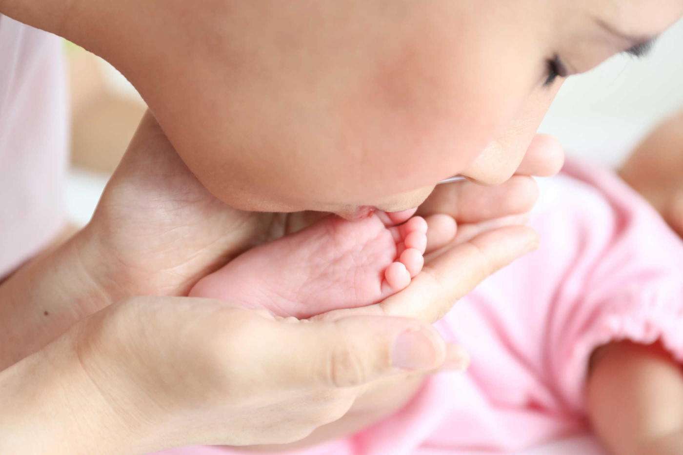 Trò chơi phát triển xúc giác cho bé trước 6 tháng tuổi