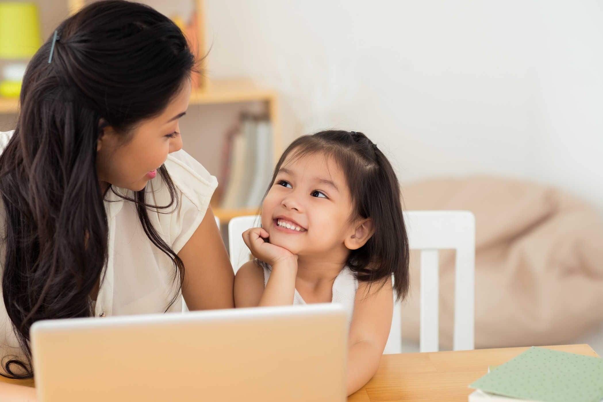 12 cách giúp bạn cùng trò chuyện với con