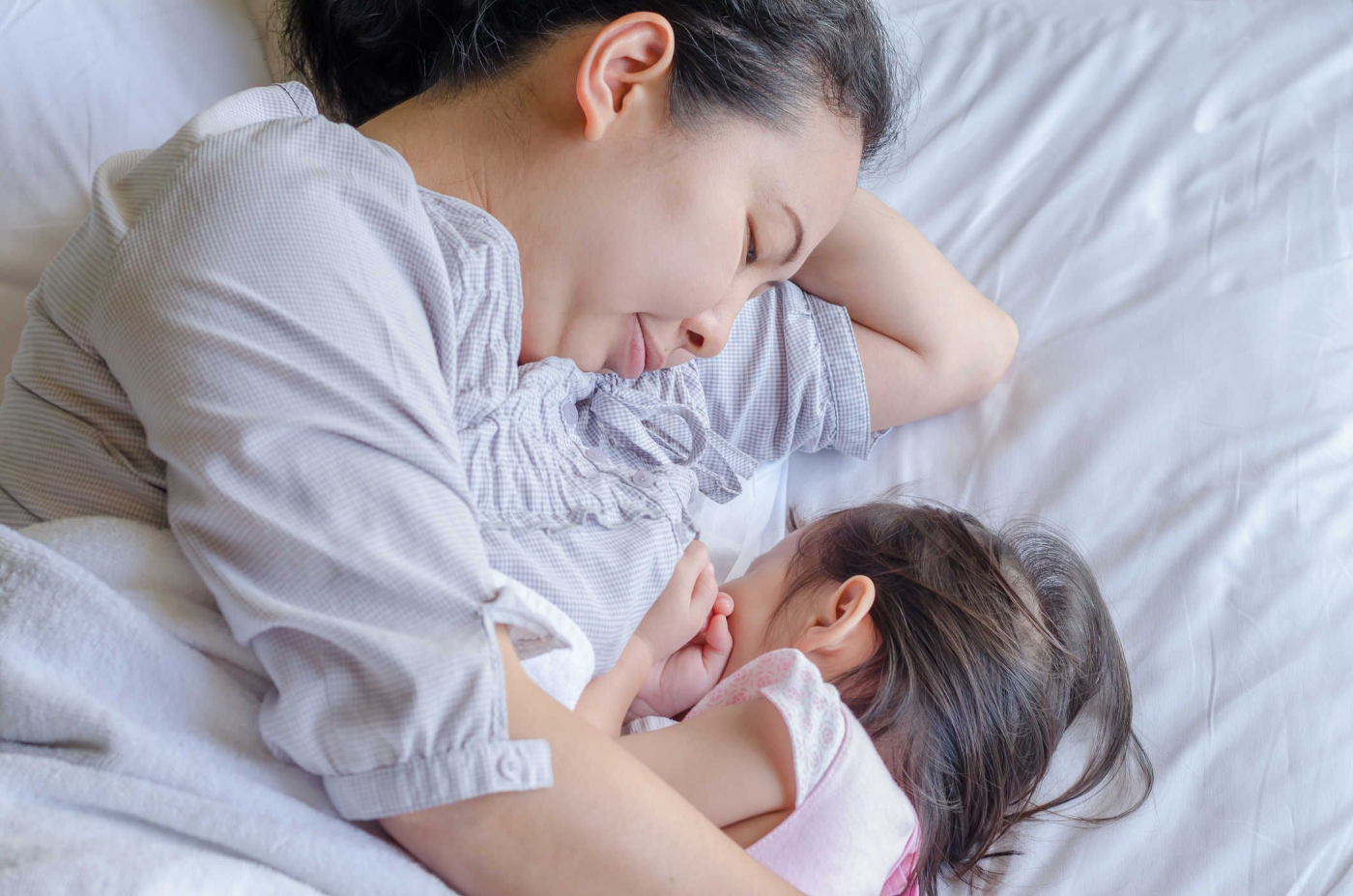 Núm vú tiết ra dịch có nguy hiểm không?