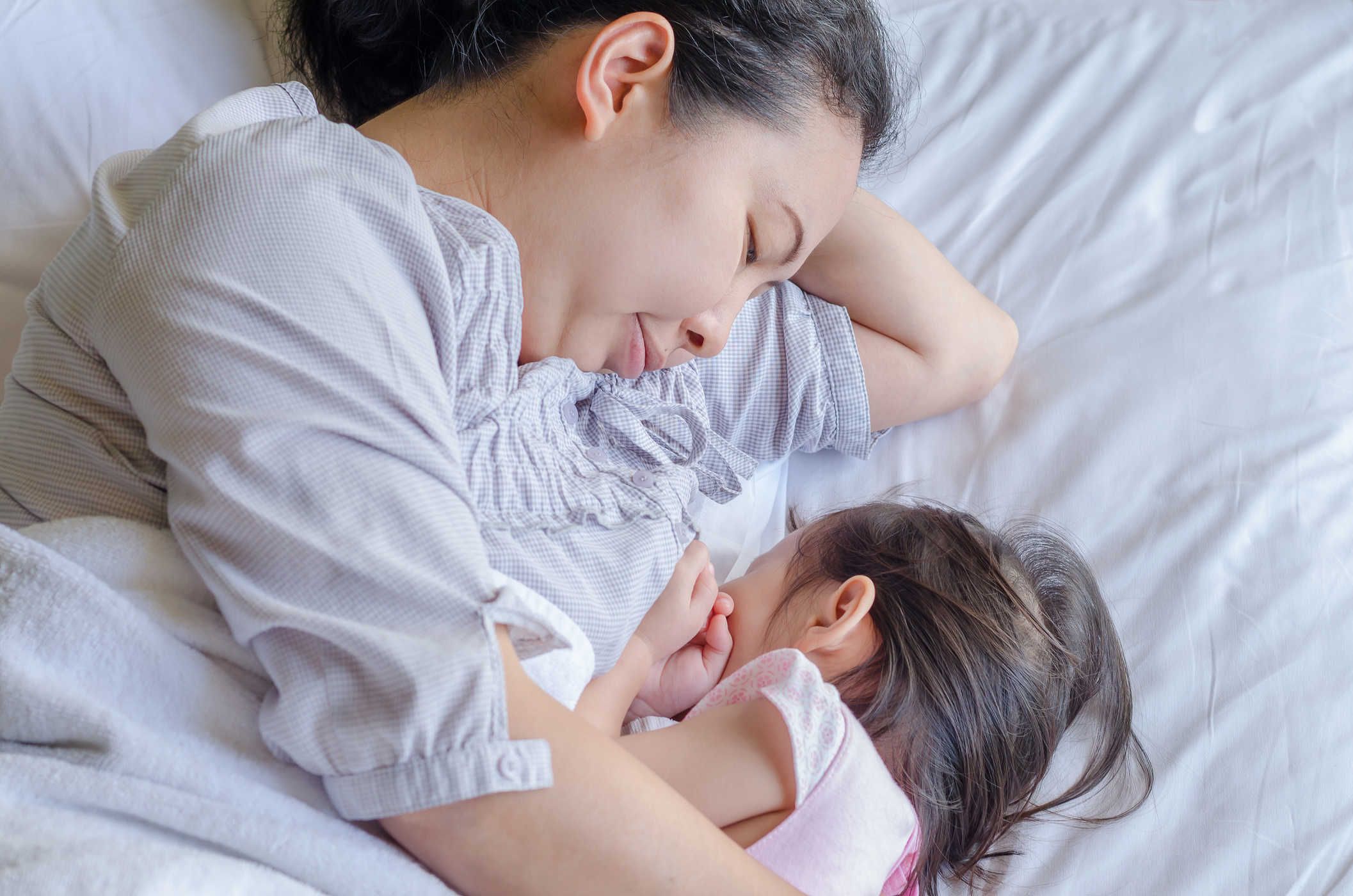 Núm vú tiết ra dịch có nguy hiểm không?