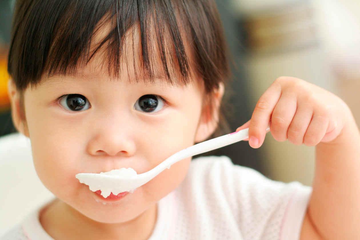8 cột mốc quan trọng trong quá trình cho bé ăn