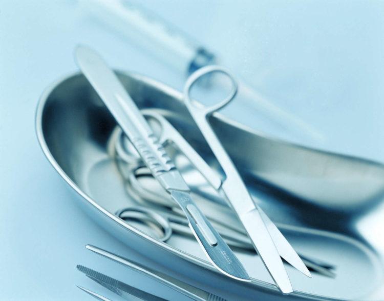 Phẫu thuật ung thư vú: Tái tạo vú với túi độn và vạt ghép mô tự thân