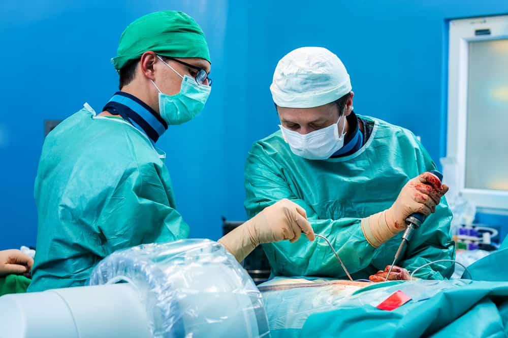Rút dụng cụ sau phẫu thuật chấn thương chỉnh hình
