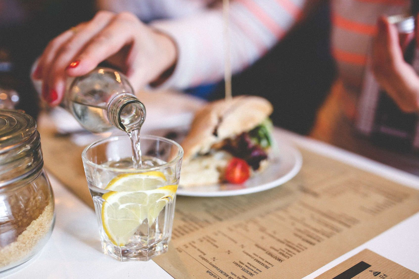 Uống nước chanh ấm có tác dụng gì vào buổi sáng?