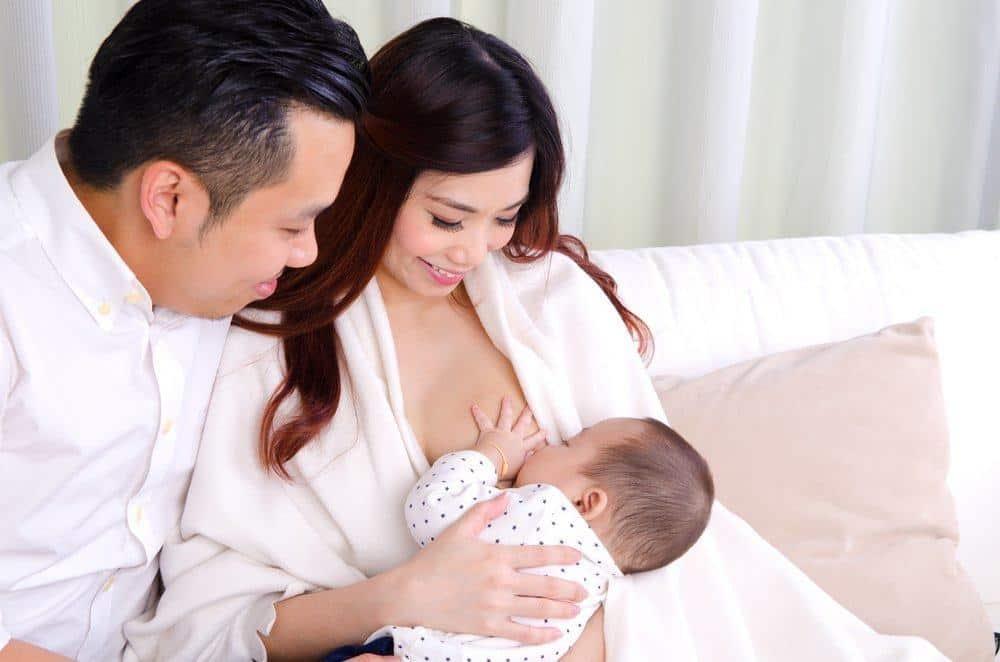 Chế độ sữa cho trẻ sơ sinh 1-3 tháng: Bé bú bao nhiêu & bao lâu một lần?