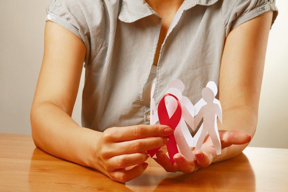 Khi người thân bị nhiễm HIV, bạn nên làm gì?