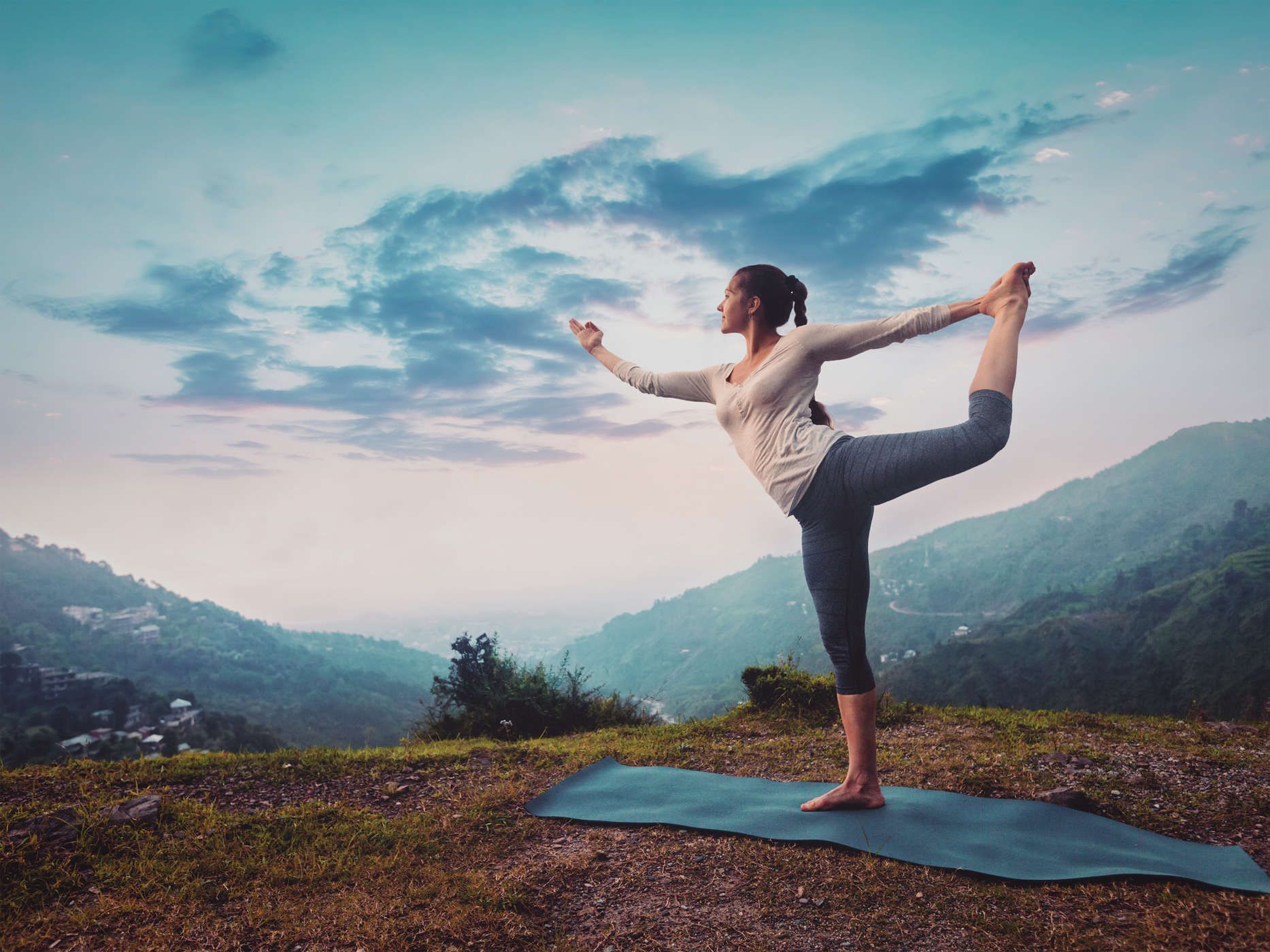 5-dieu-ban-can-biet-ve-cac-bai-tap-yoga-danh-cho-thoat-vi-dia-dem