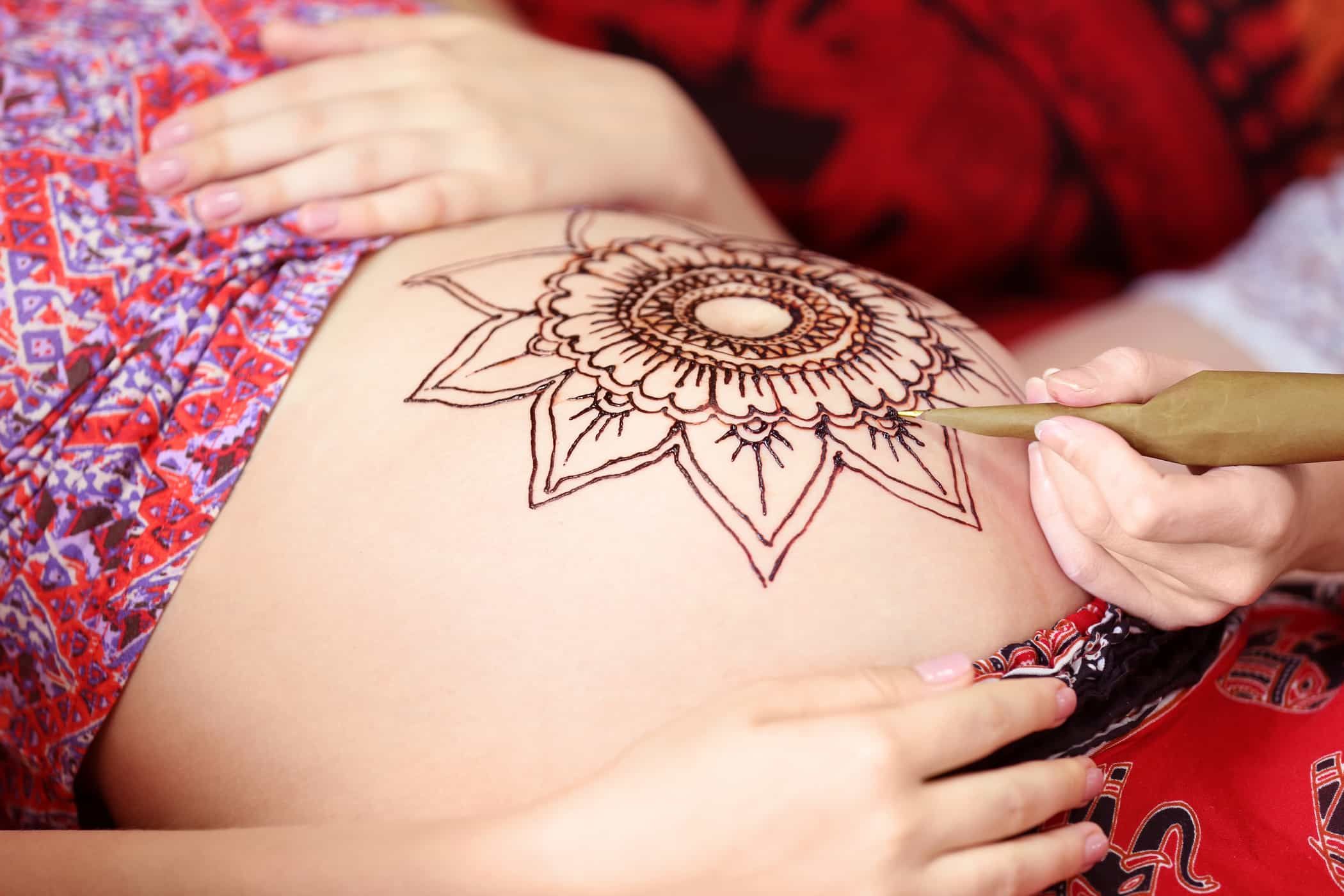 Bạn có nên vẽ Henna hay xăm mình khi mang thai?