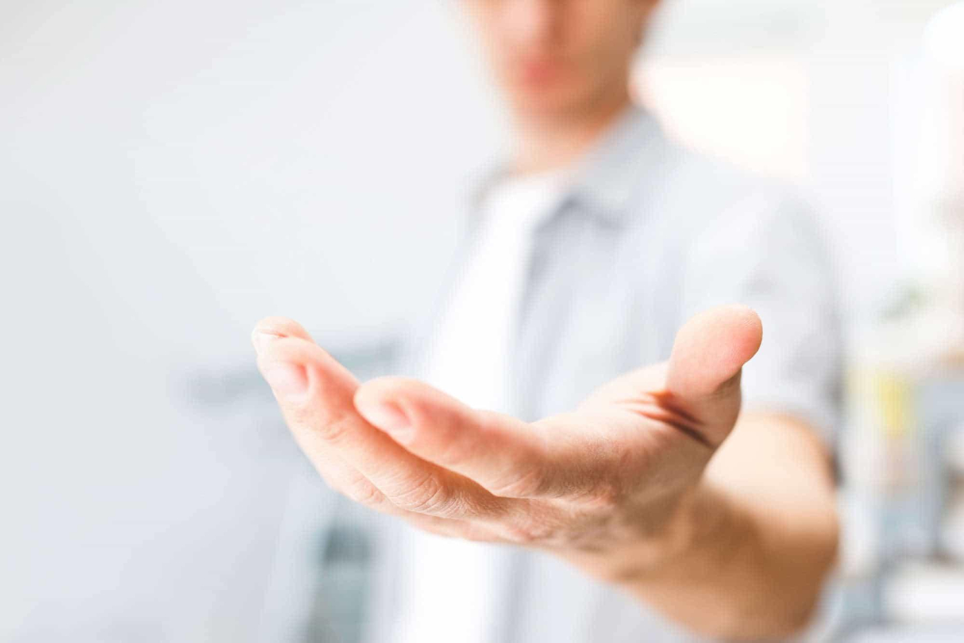 Cách giúp đỡ bạn bè nhiễm HIV sống lạc quan hơn