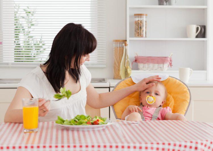 Mẹ cho con bú có nên ăn cam hay uống nước cam?