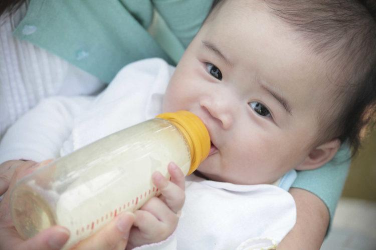 Các bước căn bản giúp mẹ tập cho trẻ bú bình thành công