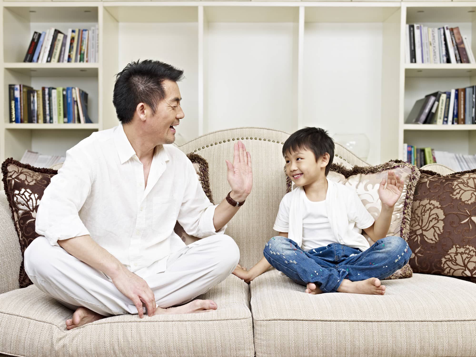 khen-ngoi-dong-vien-va-tang-thuong-cho-con-hanh-dong-nho-gia-tri-lon