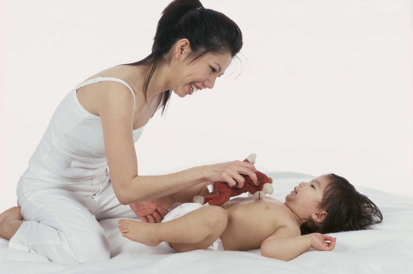 Mẹ đã biết cách thay quần áo cho trẻ sơ sinh?