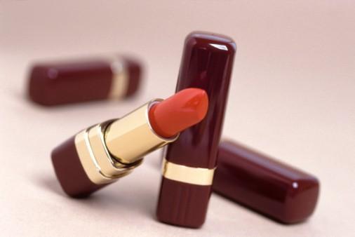 Mẹ bầu dùng son môi: Đẹp 1 mà hại đến 10!