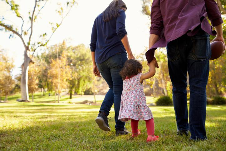 Bố mẹ nên làm gì để giúp con biết đi?