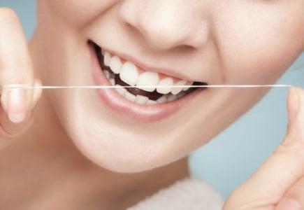 Chỉ nha khoa: Cách dùng đúng chuẩn và 4 "Không" bạn cần lưu ý