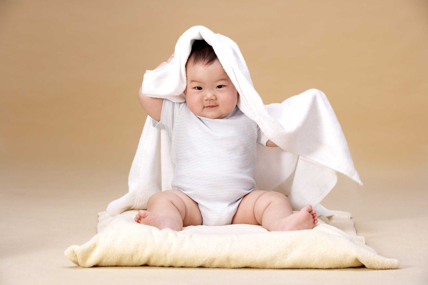 Trẻ mấy tháng biết ngồi? Cách tập ngồi cho bé và lưu ý cần nhớ