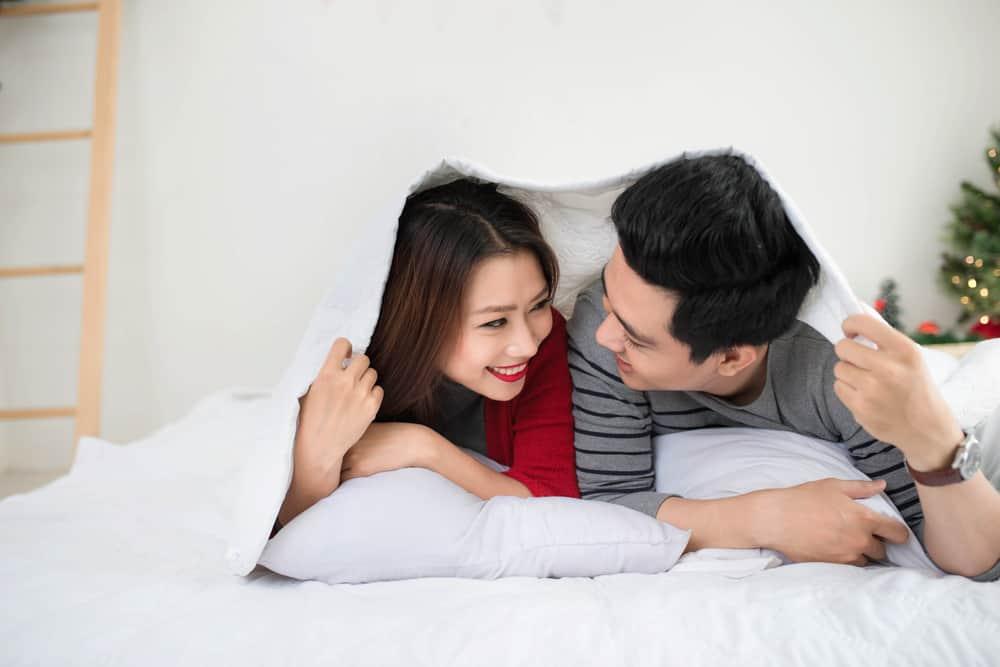 Bầu có quan hệ trong 3 tháng đầu được không?