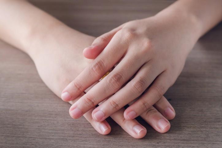 Dấu hiệu móng tay bất thường cảnh báo gì về tình trạng sức khỏe?
