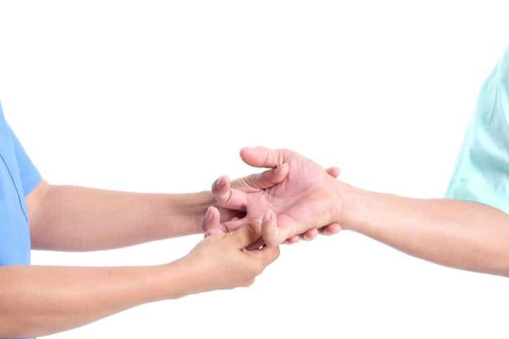 Tật ngón tay cò súng, đã có cách điều trị không phẫu thuật