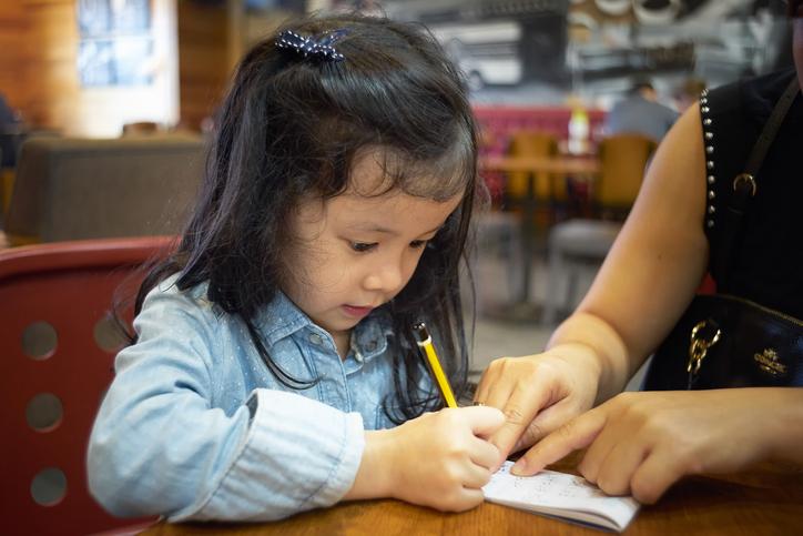 Các cột mốc đánh dấu kỹ năng vẽ và viết của con yêu