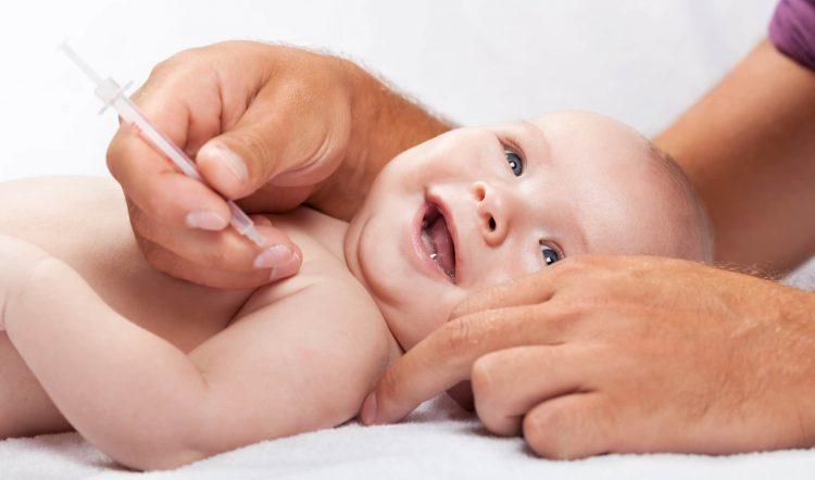 Có nên tiêm ngừa vắc xin cho trẻ khi bị sốt?