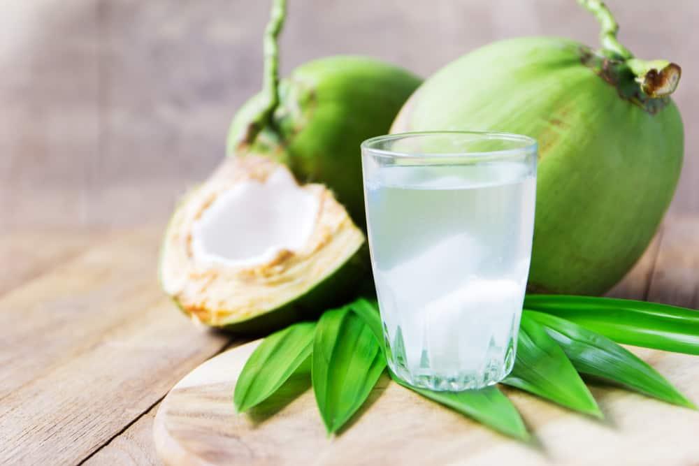 Mẹ cho con bú có nên uống nước dừa không? Hãy lưu ý những điều sau