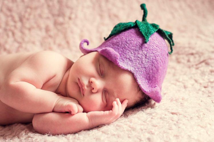 Bé đổ mồ hôi quá nhiều là triệu chứng của bệnh gì?