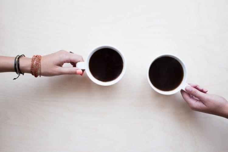 co-an-toan-khi-dung-ca-phe-da-khu-caffeine-trong-khi-cho-con-bu