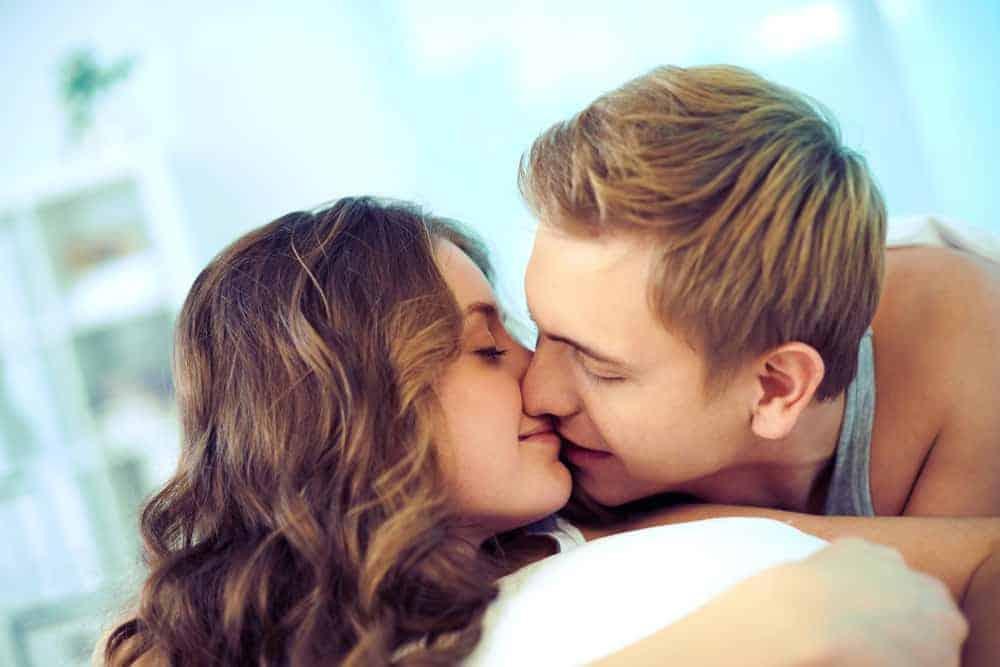 Quan hệ ra máu có vấn đề gì không? Có phải do ung thư?