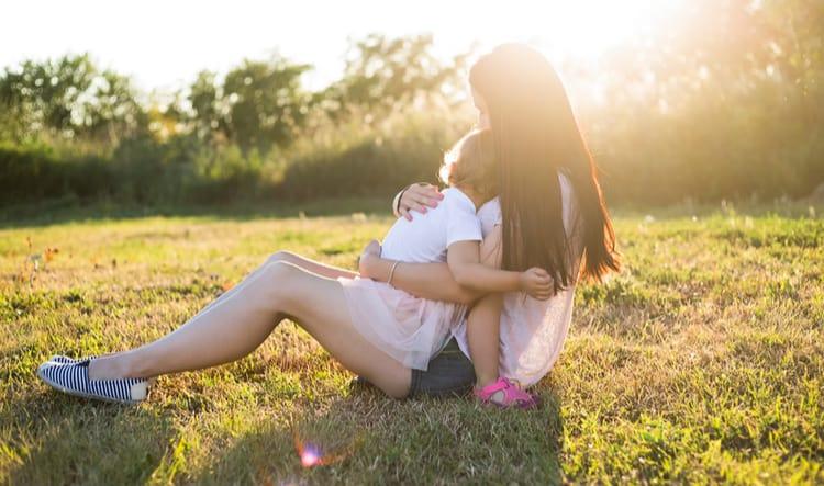 Cho trẻ bú mẹ khi đã hơn 1 tuổi có lợi hay không?