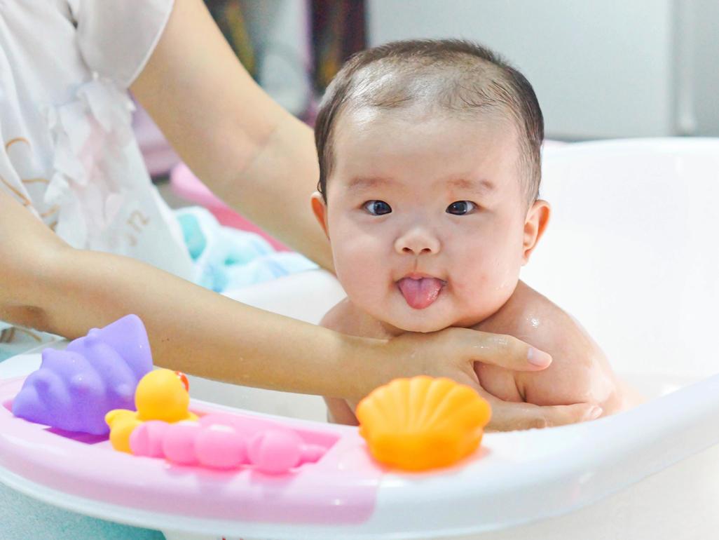 nhan-biet-benh-va-cach-chua-tri-hen-suyen-o-tre-so-sinh