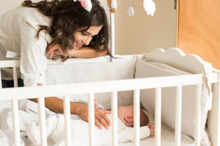 Có nên cho trẻ nằm cũi? Mách mẹ một số kinh nghiệm hữu ích