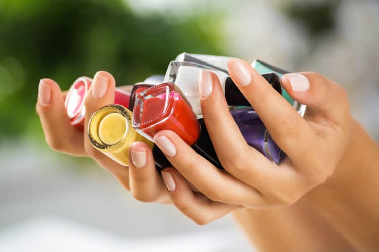 6 tác hại "ẩn mình" khi bạn sơn móng tay thường xuyên