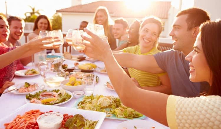 9 bí quyết ăn uống lành mạnh khi dự tiệc