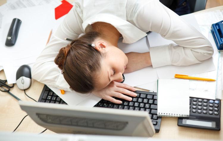 10 cách chống buồn ngủ khi làm việc để đạt hiệu suất tốt hơn