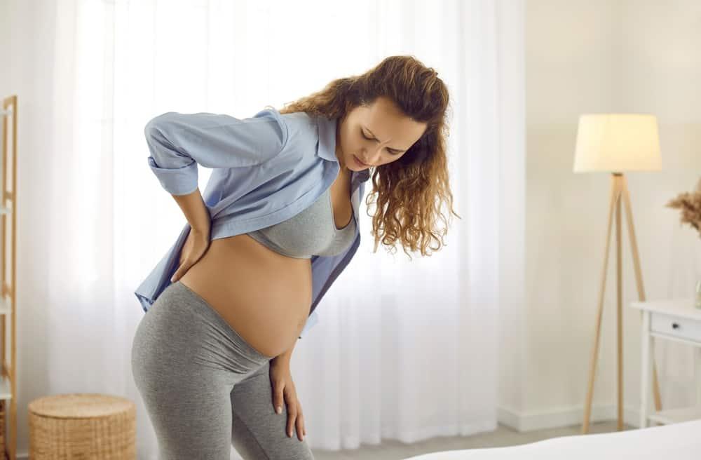 Cúi người khi mang thai: Lưu ý gì để đảm bảo an toàn cho mẹ lẫn thai nhi?