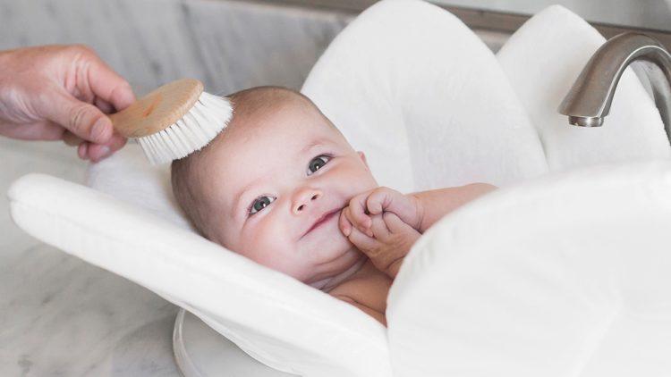 Chăm sóc tóc cho trẻ sơ sinh không quá khó