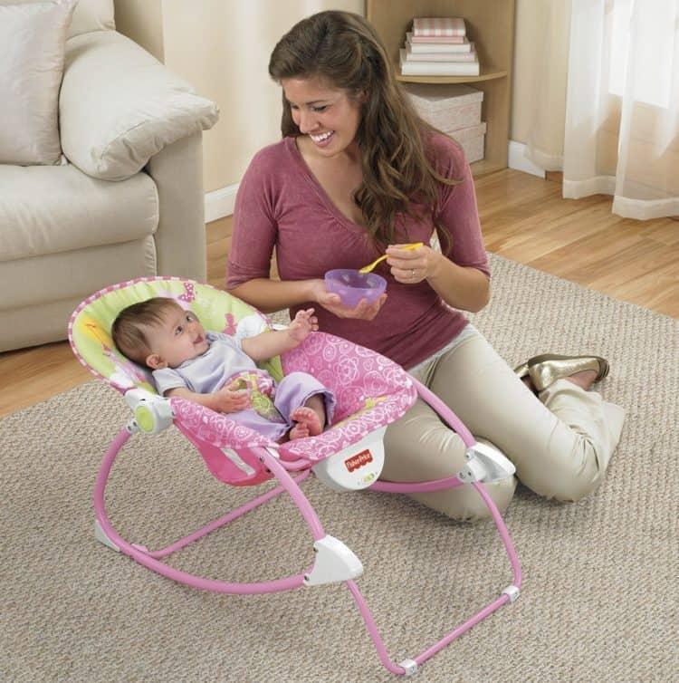 Mẹ có nên đong đưa khi cho bé ngủ không?