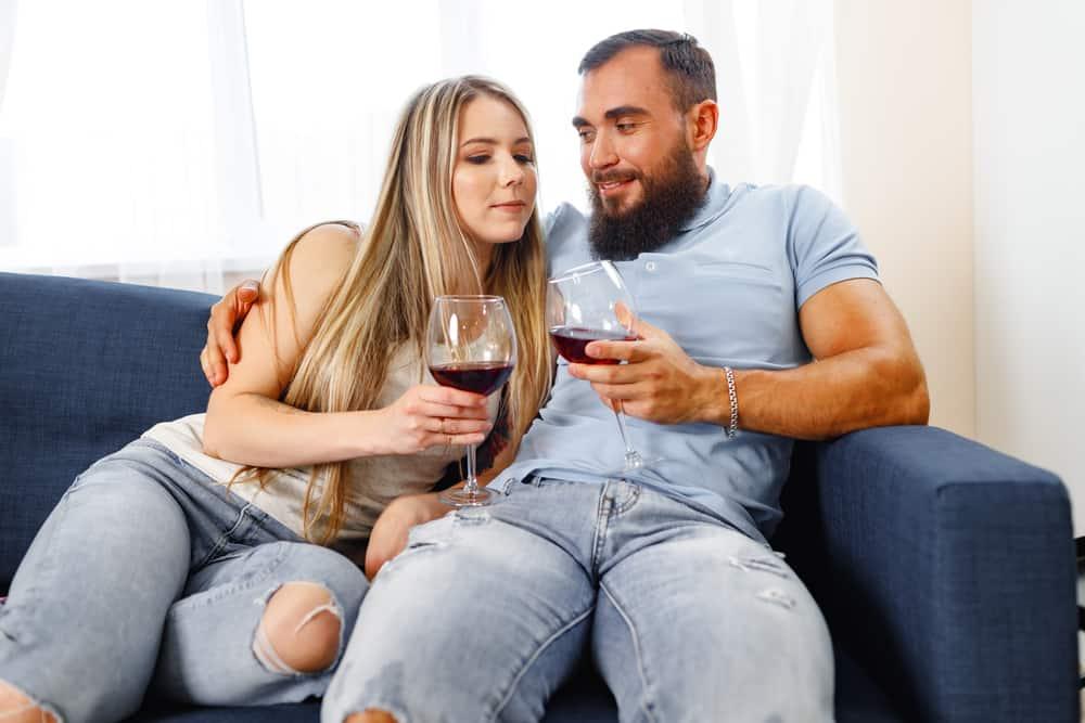 Uống rượu bia trước khi quan hệ có thai không?