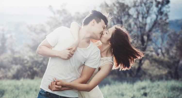 Làm sao để có nụ hôn tỏ tình ngày Valentine thật ngọt ngào?