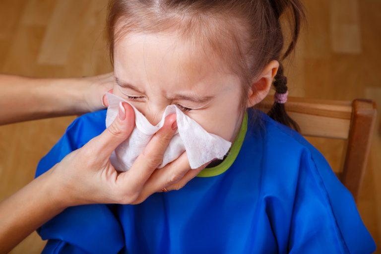 Cách dạy con xì mũi đơn giản khi trẻ bị sổ mũi
