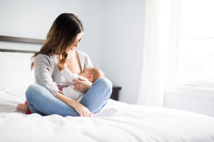 Bỏ túi 7 mẹo xử lý vấn đề bé cắn ti mẹ khi bú