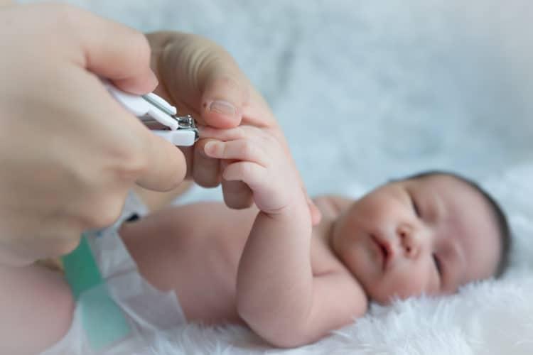 Bí quyết cắt móng tay cho trẻ sơ sinh đơn giản, an toàn