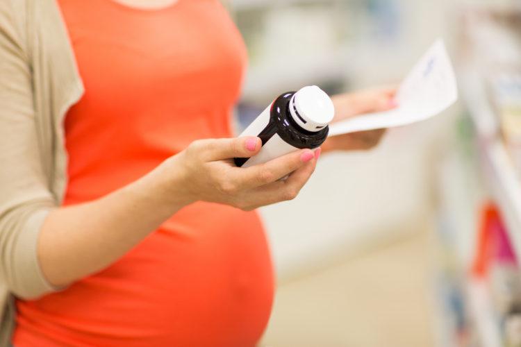 Dùng vitamin quá liều khi mang thai khiến bà bầu bị gì?
