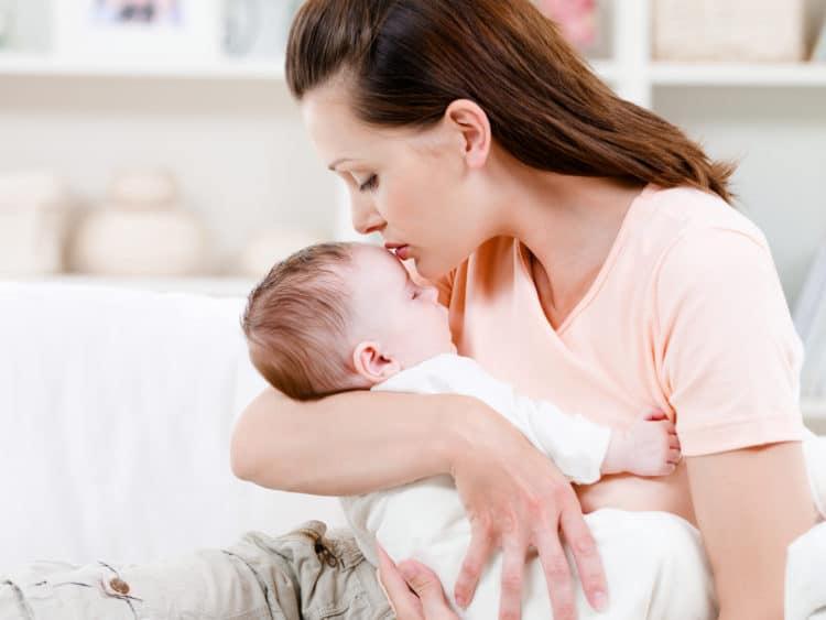 Phương pháp luyện ngủ bế lên đặt xuống giúp bé ngủ ngon hơn