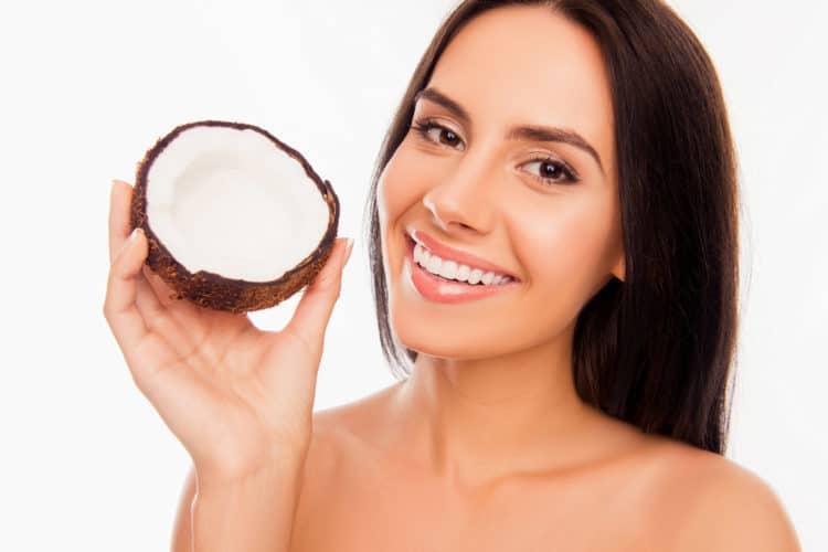 Mách bạn cách chăm sóc răng miệng bằng dầu dừa