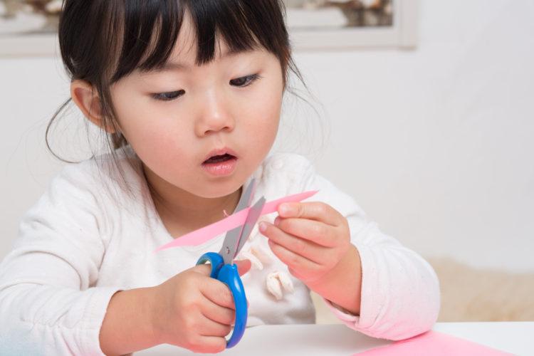 Dạy trẻ kỹ năng dùng kéo an toàn bố mẹ không thể bỏ qua