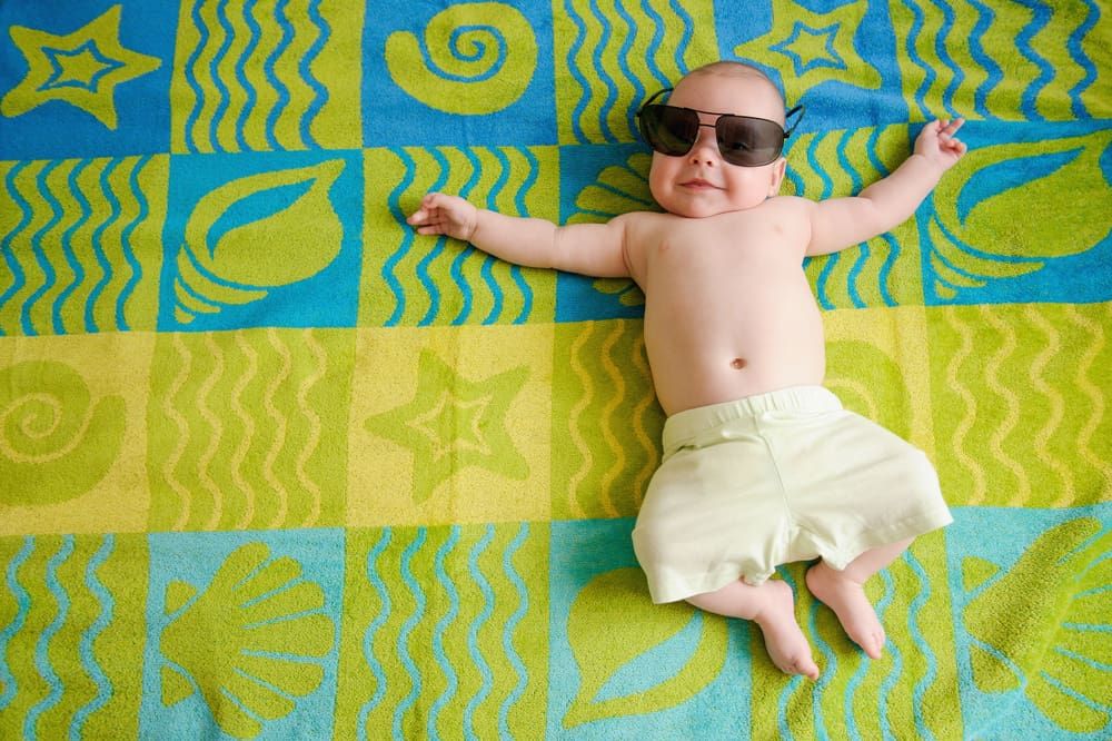 Tắm nắng cho trẻ sơ sinh đúng cách để bé sản sinh đủ vitamin D