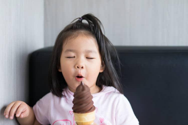 thoi-diem-thich-hop-cho-be-an-chocolate